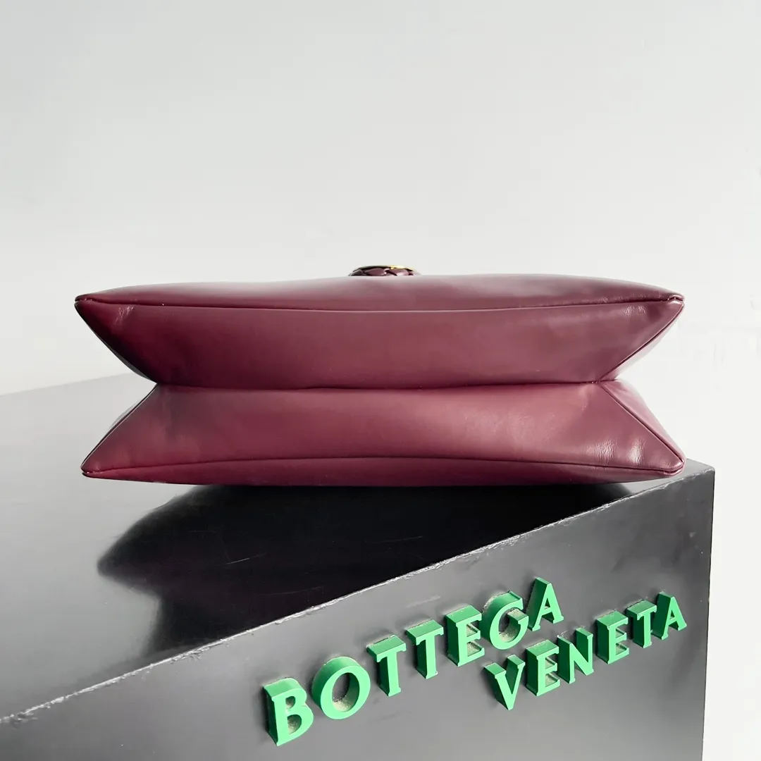 Batch 1680 Inspired by the 1970s, the Bottega Veneta women's logo shoulder bag has a smooth leather surface that brings a clean and handsome feel, just like the neatness and tenacity of a working woman. The front buckle is made of high-quality hardware pendant, the overall retro elegance, and the excellent leather feels soft. This Bottega Veneta series can be described as beautiful, weakening the complexity of the outfit, not competing for it, and only using the best quality to interpret itself. Style number: 806034 (large size) Size: 30*20*8cm